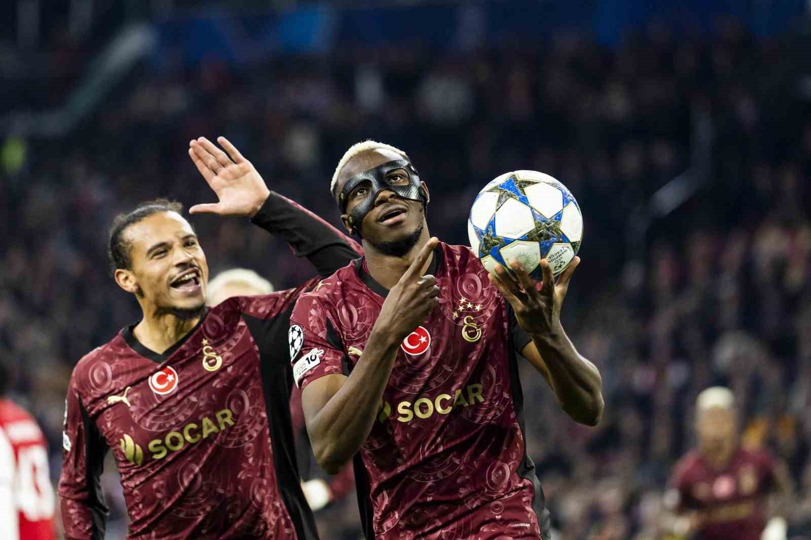 GALATASARAY’IN NİJERYALI FUTBOLCUSU VİCTOR OSİMHEN, AJAX MAÇINDA ATTIĞI 3 GOLLE UEFA ŞAMPİYONLAR...