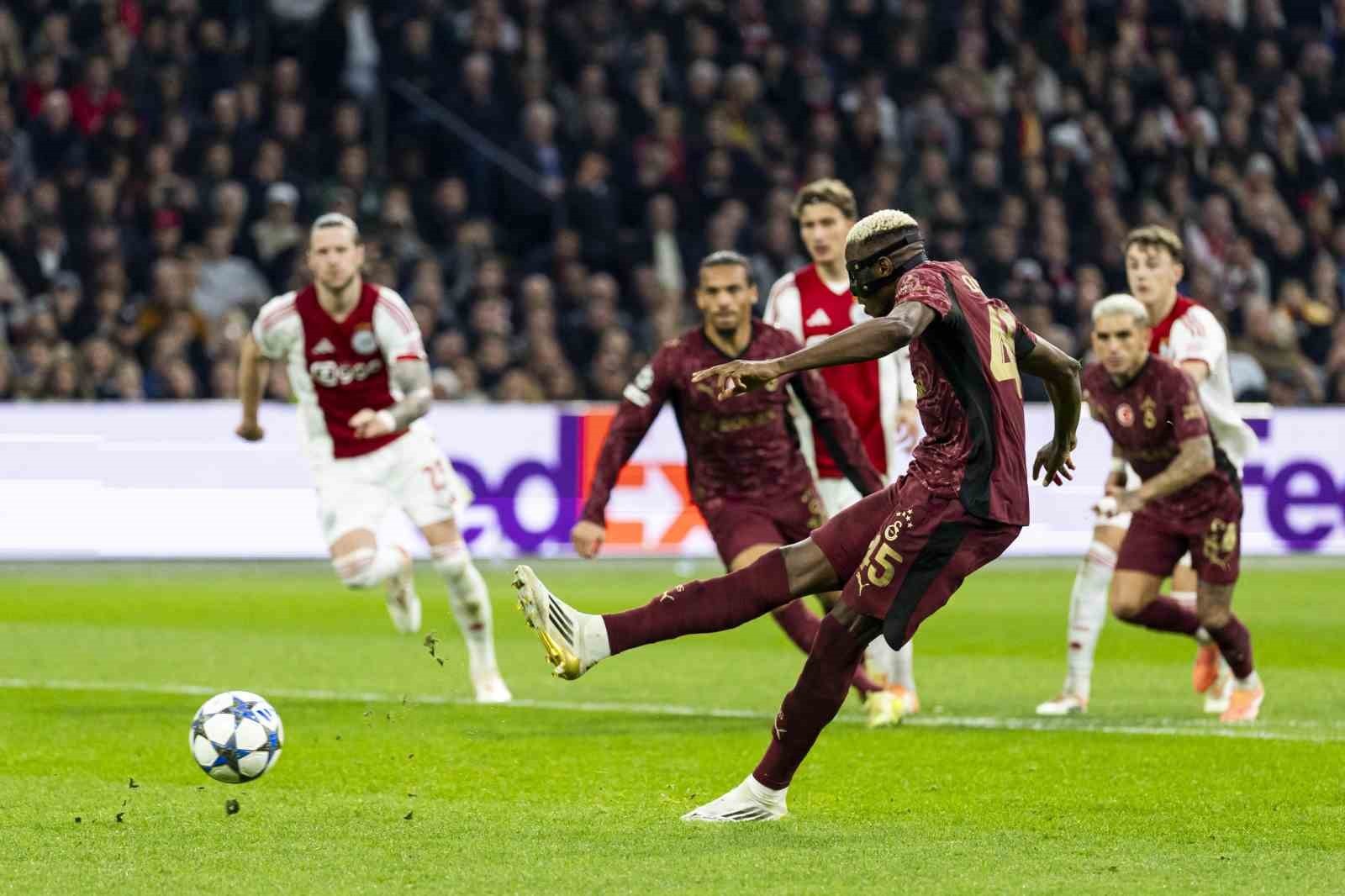 GALATASARAY’IN NİJERYALI FUTBOLCUSU VİCTOR OSİMHEN, AJAX MAÇINDA ATTIĞI 3 GOLLE UEFA ŞAMPİYONLAR...