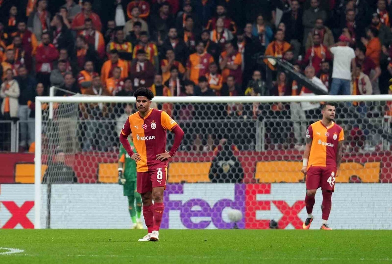 GALATASARAY, UNİON SAİNT-GİLLOİSE MÜSABAKASIYLA BİRLİKTE EVİNDE 33 MAÇ SONRA MAĞLUP OLDU.