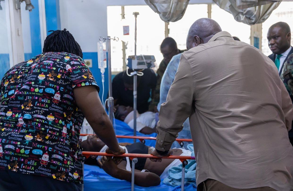 GANA CUMHURBAŞKANI JOHN DRAMANİ MAHAMA YARALILARI ZİYARET ETTİ