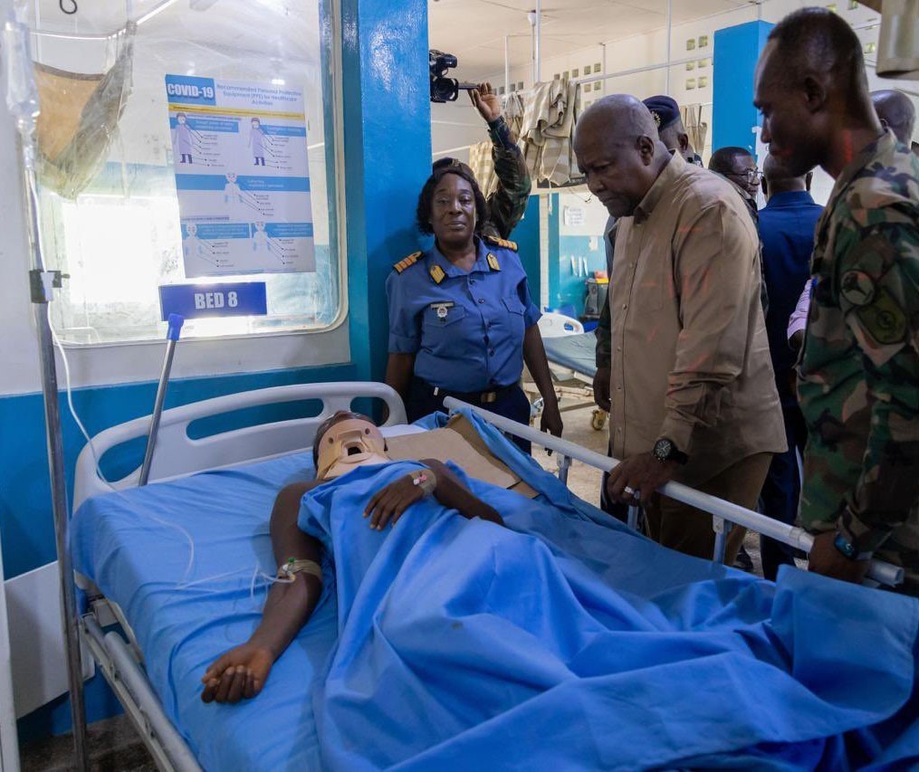 GANA CUMHURBAŞKANI JOHN DRAMANİ MAHAMA YARALILARI ZİYARET ETTİ