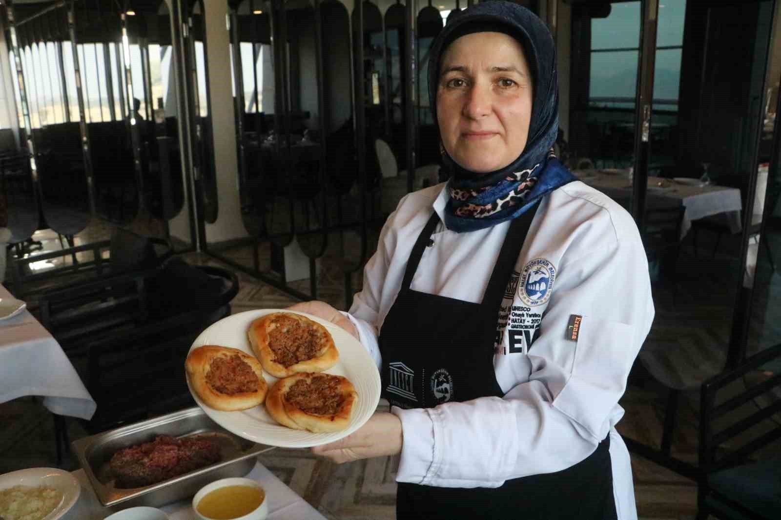 GASTRONOMİ ŞEHRİ HATAY’IN AVRUPA BİRLİĞİ’NDEN TESCİLLİ COĞRAFİ İŞARETLİ ÜRÜNÜ KAYTAZ BÖREĞİ, EL...