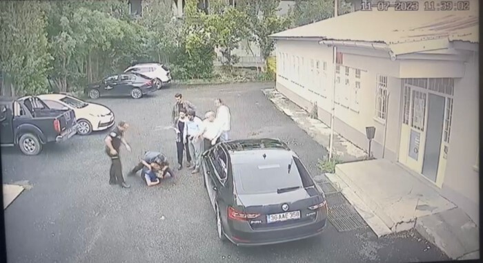 GAZETECİYE KARŞI ZOR KULLANMA YETKİSİNİ AŞARAK, YARALAYAN KORUMA POLİSİ MAHKEME KARARI İLE SUÇLU...