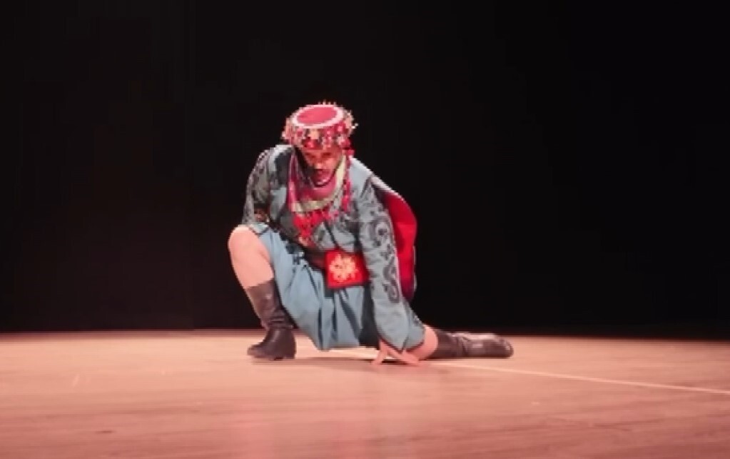 GAZİANTEP'İN NİZİP İLÇESİNDE HALK OYUNU GÖSTERİSİ SIRASINDA TERS HAREKET YAPAN DANSÇININ SOL AYAK...