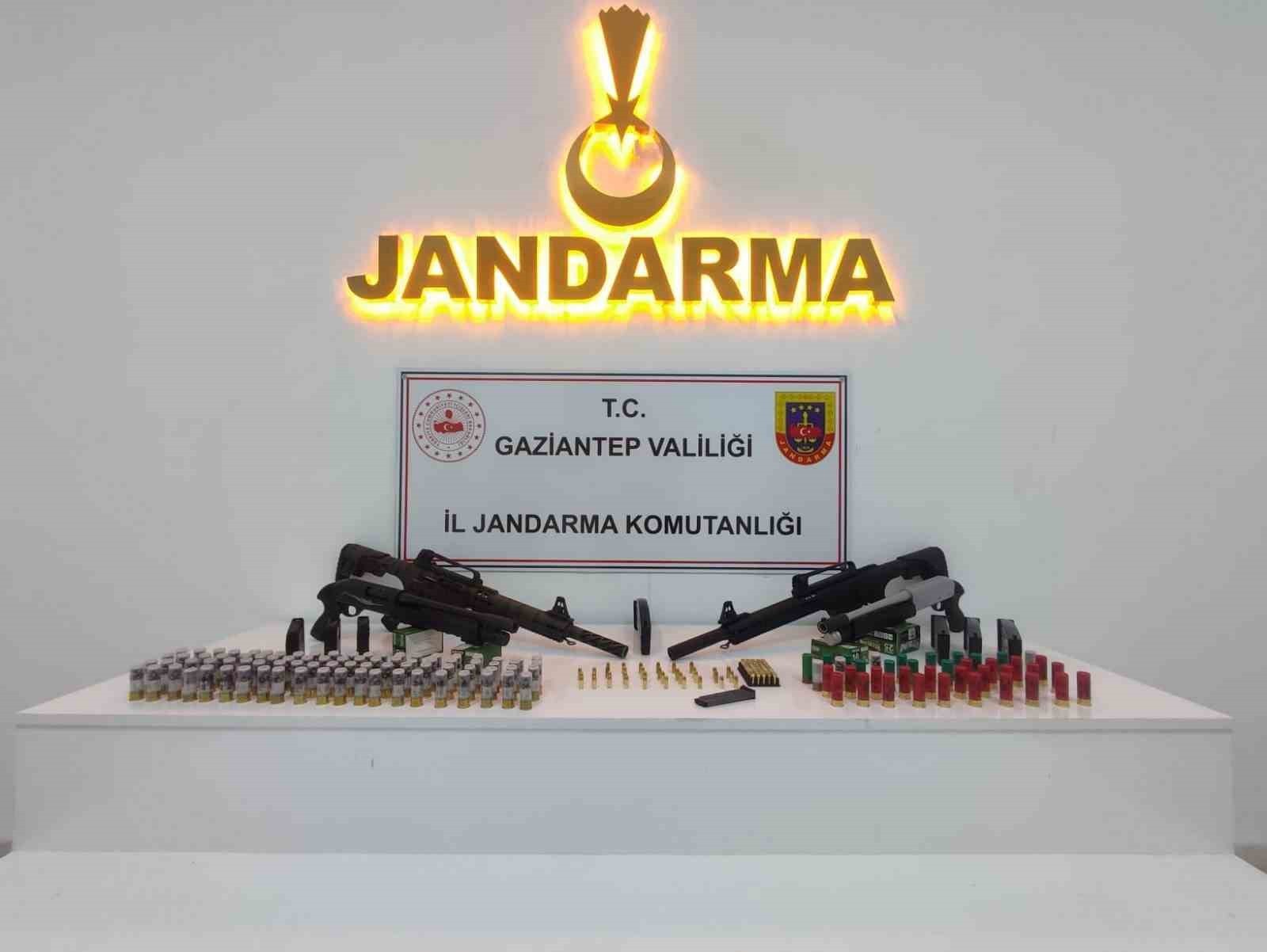 GAZİANTEP'TE 29 ADET RUHSATSIZ SİLAH ELE GEÇİRİLDİ: 2 ŞAHIS TUTUKLANDI