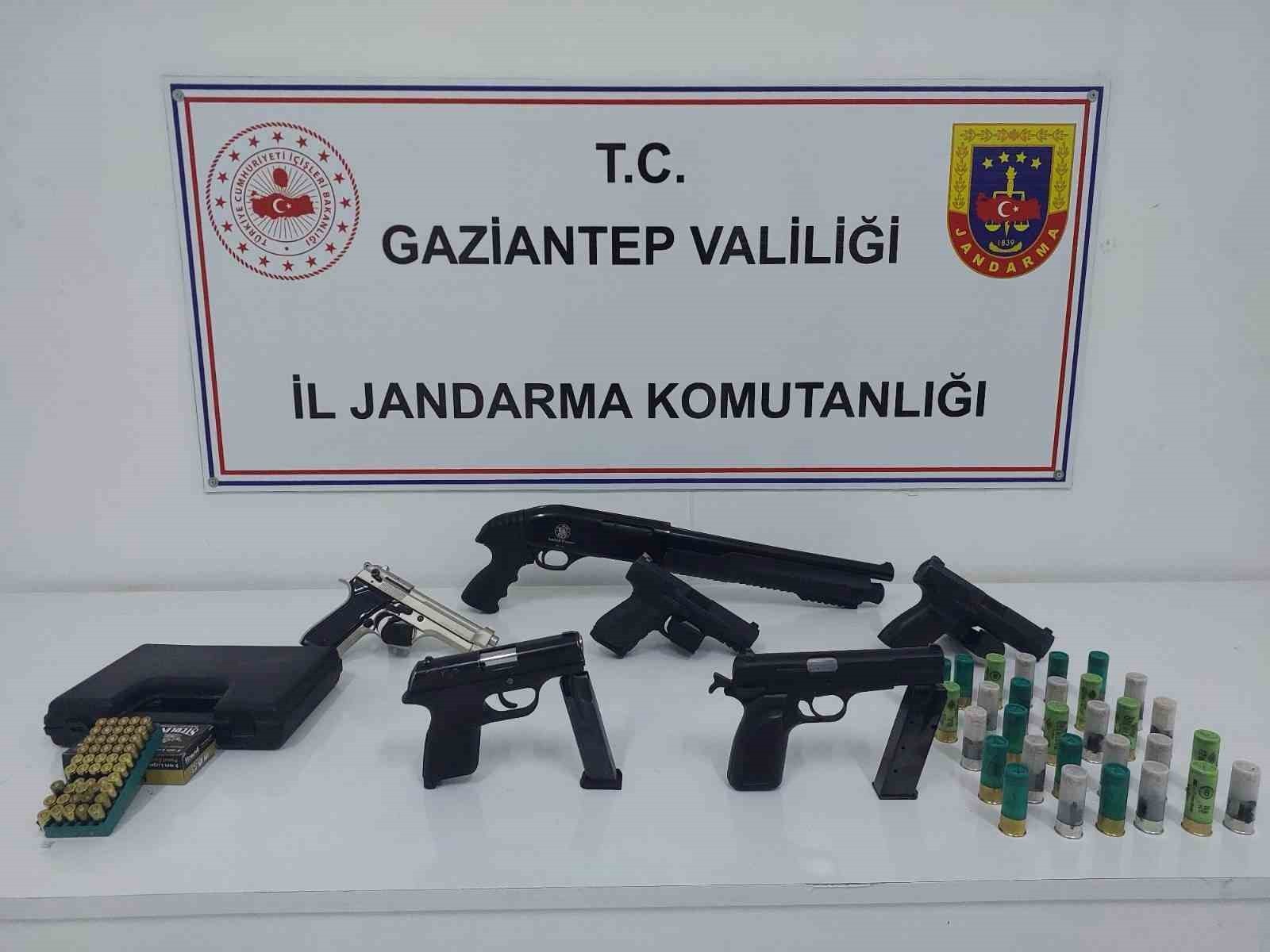 GAZİANTEP'TE 29 ADET RUHSATSIZ SİLAH ELE GEÇİRİLDİ: 2 ŞAHIS TUTUKLANDI
