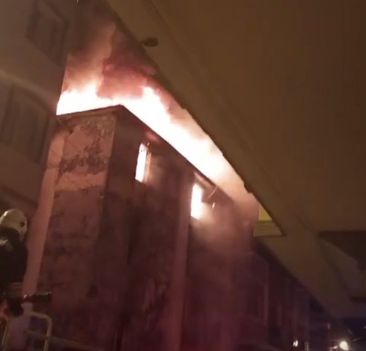 GAZİANTEP'TE 4 KATLI BOŞ BİR BİNADA ÇIKAN YANGIN İTFAİYE TARAFINDAN SÖNDÜRÜLDÜ. YANGIN SONRASI...