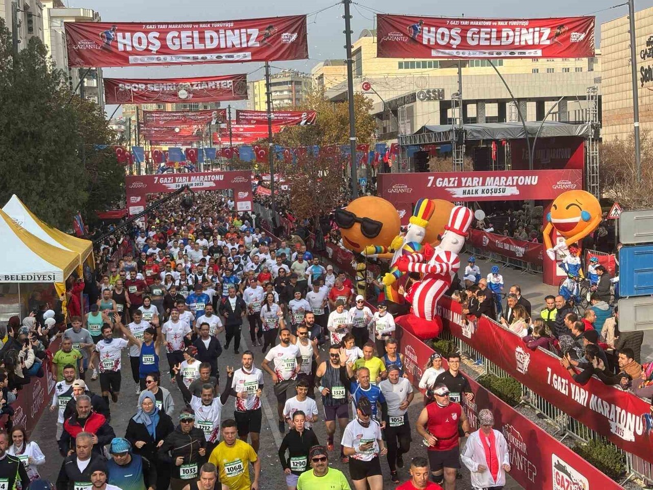 GAZİANTEP'TE 7.GAZİ YARI MARATONU BİN 498 SPORCUNUN KATILIMIYLA BAŞLADI