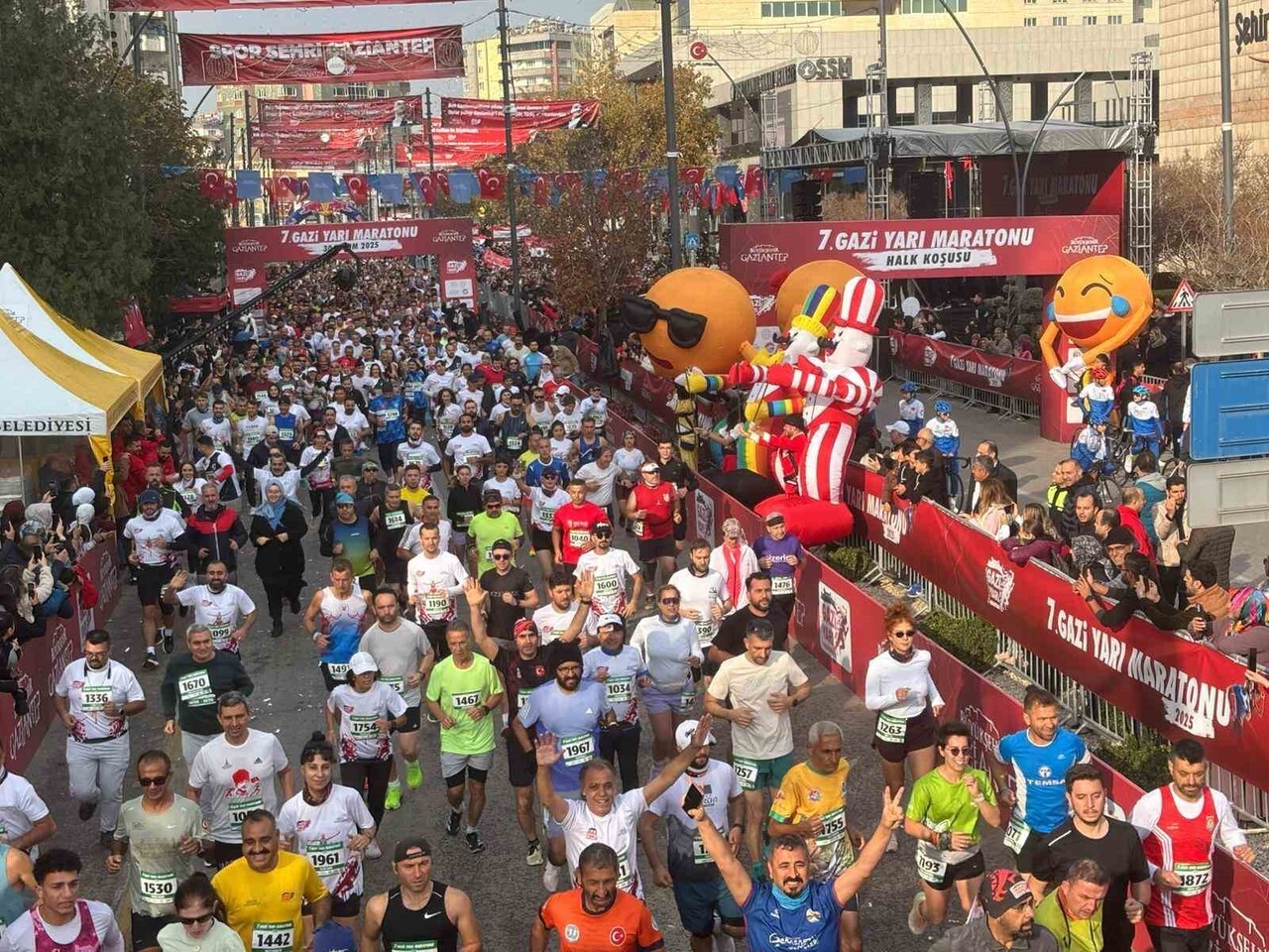 GAZİANTEP'TE 7.GAZİ YARI MARATONU BİN 498 SPORCUNUN KATILIMIYLA BAŞLADI