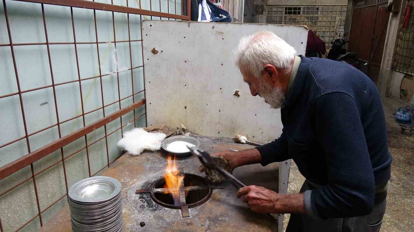 GAZİANTEP'TE UNUTULMAYA YÜZ TUTMUŞ MESLEKLER ARASINDA YERİNİ ALAN KALAYCILIĞIN SON USTASI 80...