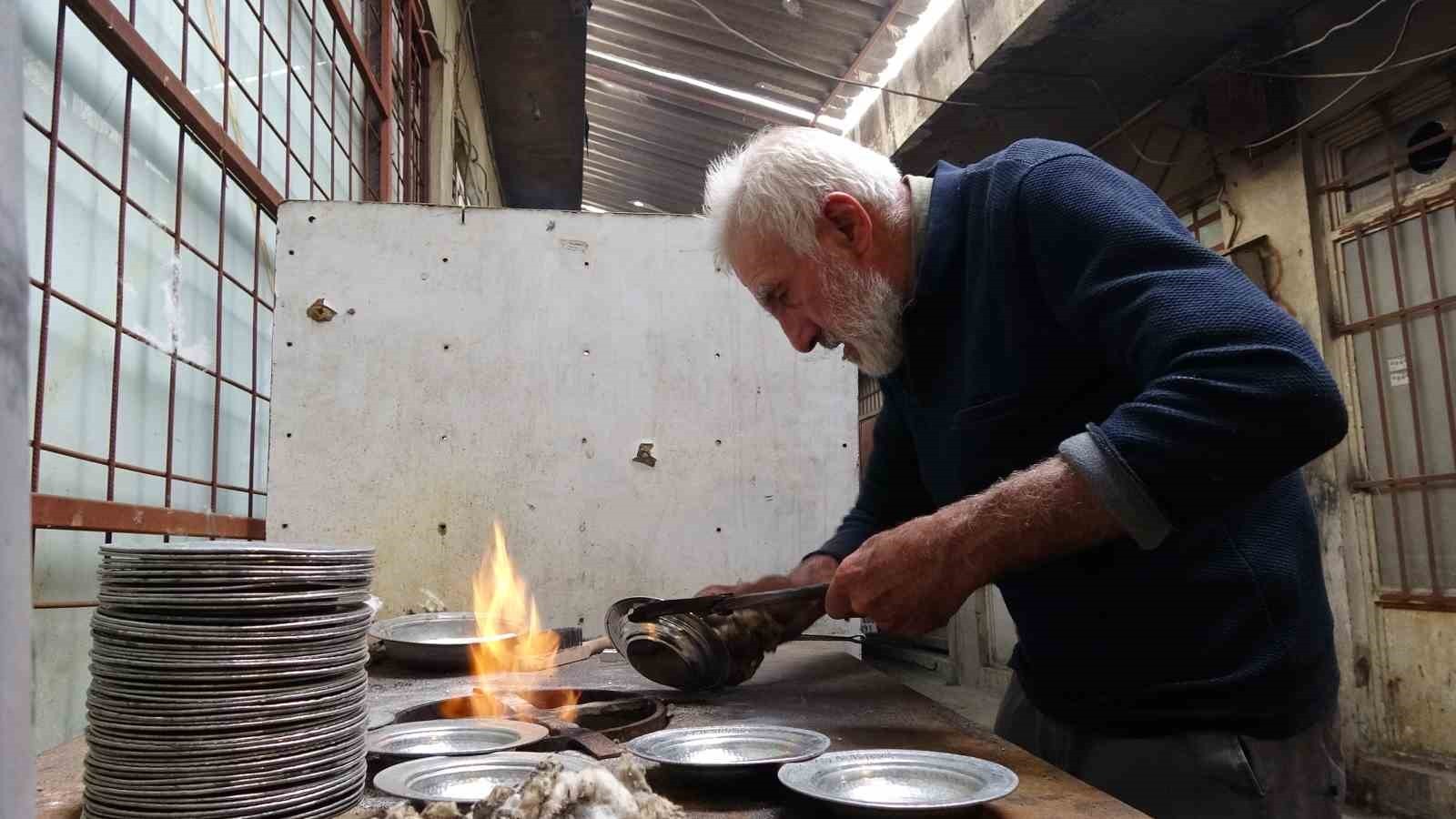 GAZİANTEP'TE UNUTULMAYA YÜZ TUTMUŞ MESLEKLER ARASINDA YERİNİ ALAN KALAYCILIĞIN SON USTASI 80...
