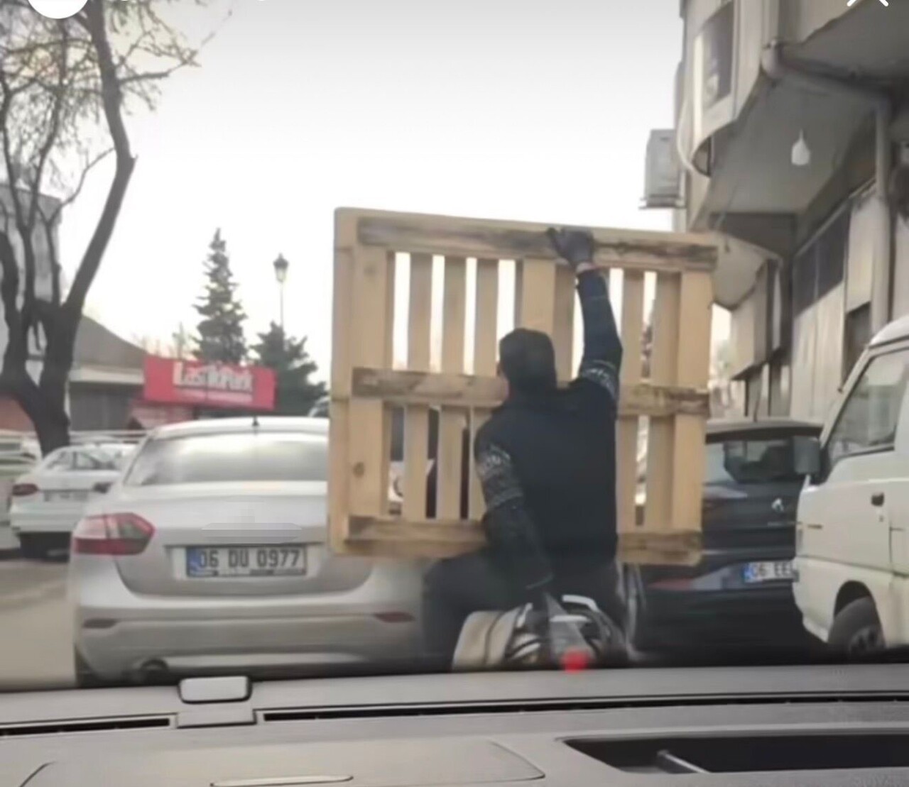 GAZİANTEP'TE YOĞUN TRAFİKTE MOTOSİKLET ÜZERİNDE TEHLİKELİ ŞEKİLDE PALET TAŞINMA ANLARI CEP...