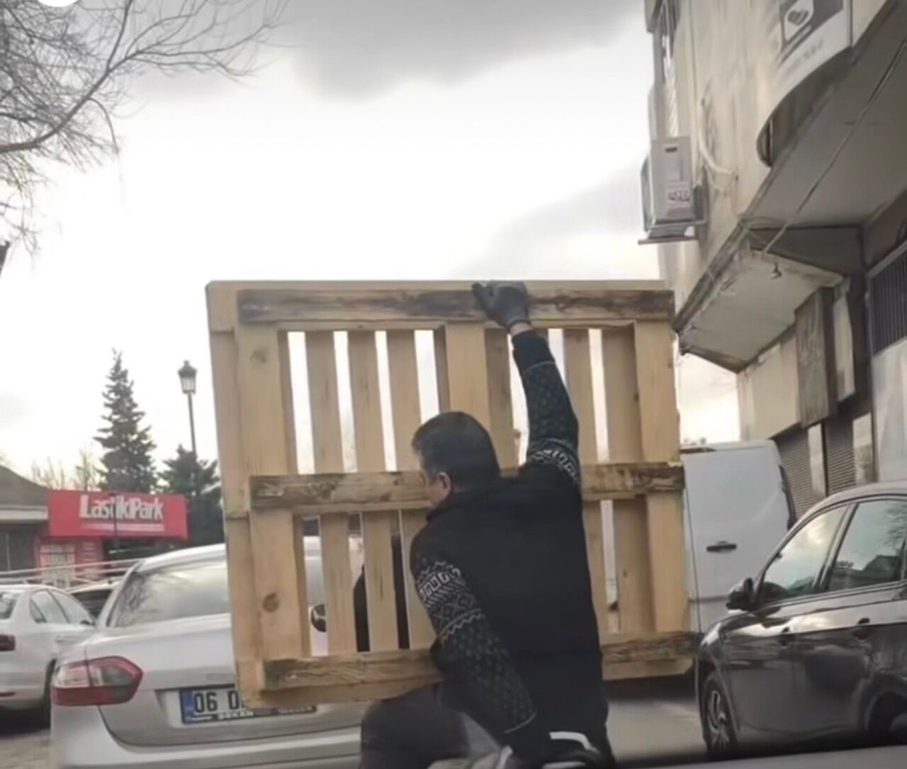 GAZİANTEP'TE YOĞUN TRAFİKTE MOTOSİKLET ÜZERİNDE TEHLİKELİ ŞEKİLDE PALET TAŞINMA ANLARI CEP...