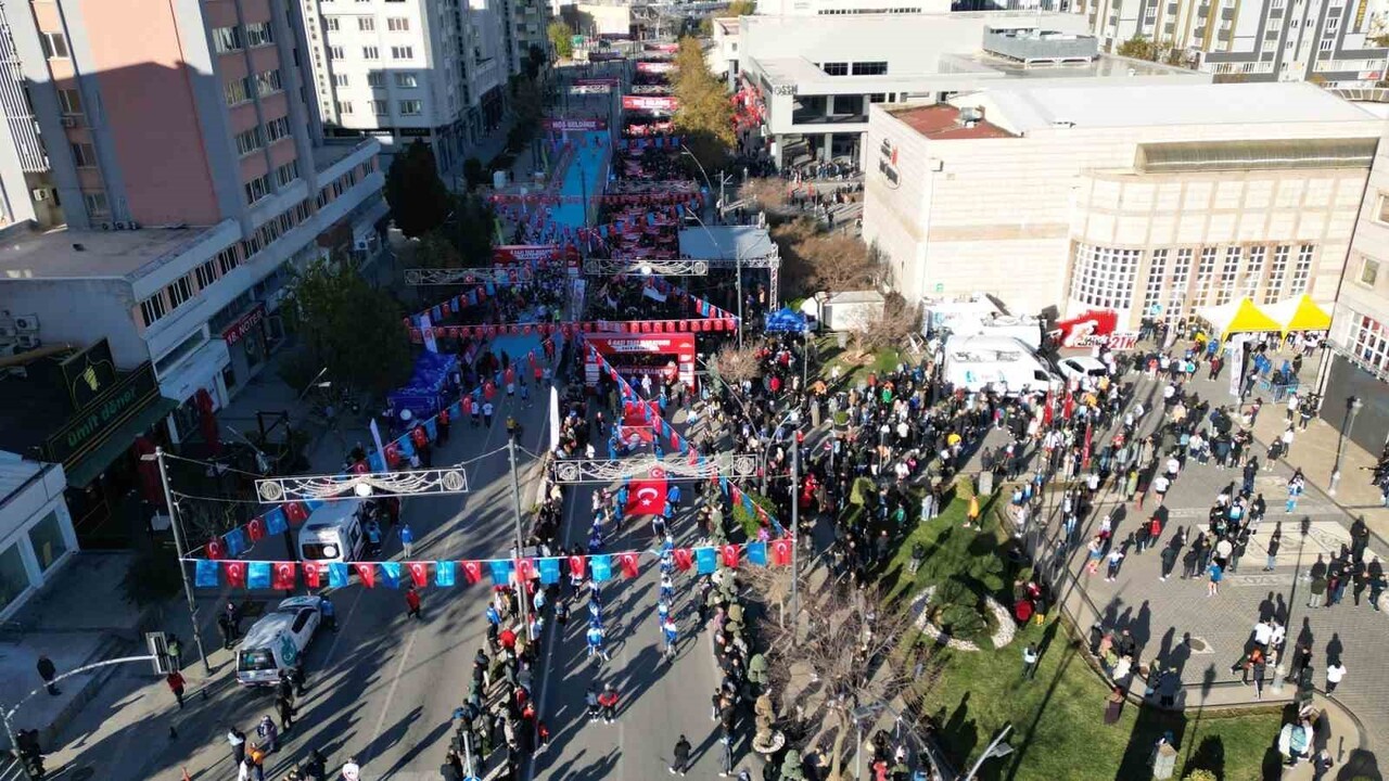 GAZİANTEP BÜYÜKŞEHİR BELEDİYESİ TARAFINDAN DÜZENLENEN 7’NCİ GAZİ YARI MARATONU VE HALK YÜRÜYÜŞÜ...