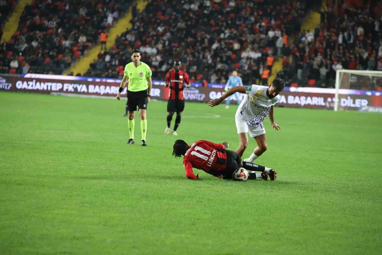 GAZİANTEP FUTBOL KULÜBÜ, TRENDYOL SÜPER LİG'İN 14. HAFTASINDA KONUK ETTİĞİ EYÜPSPOR'A 2-1 MAĞLUP...