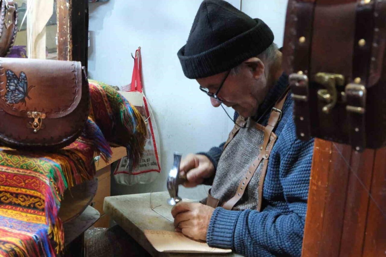 GAZİANTEP’TE BAKIRCILAR ÇARŞISI’NDAKİ 5 METREKARELİK DÜKKANINDA 66 YILDIR DEDE MESLEĞİNİ SÜRDÜREN...