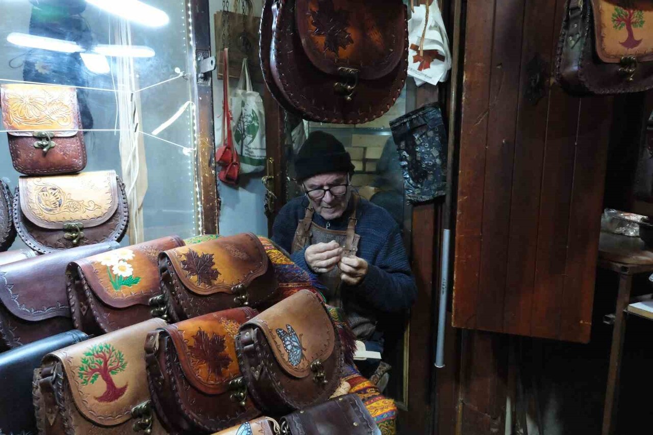 GAZİANTEP’TE BAKIRCILAR ÇARŞISI’NDAKİ 5 METREKARELİK DÜKKANINDA 66 YILDIR DEDE MESLEĞİNİ SÜRDÜREN...