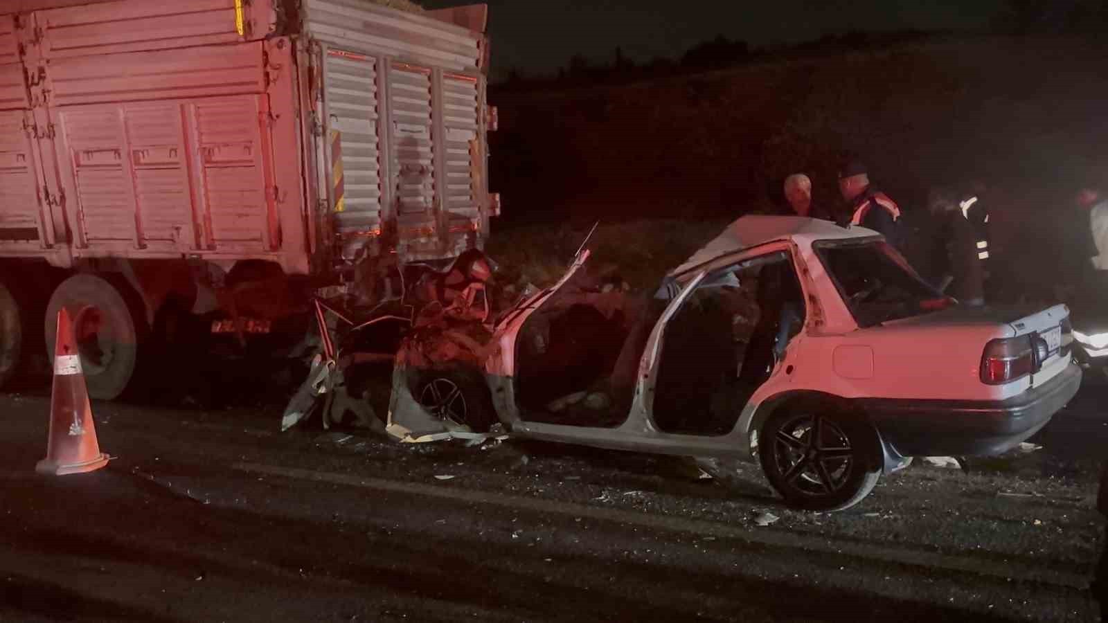 GAZİANTEP’TE OTOMOBİL KAMYONA ARKADAN ÇARPTI: 3 ÖLÜ