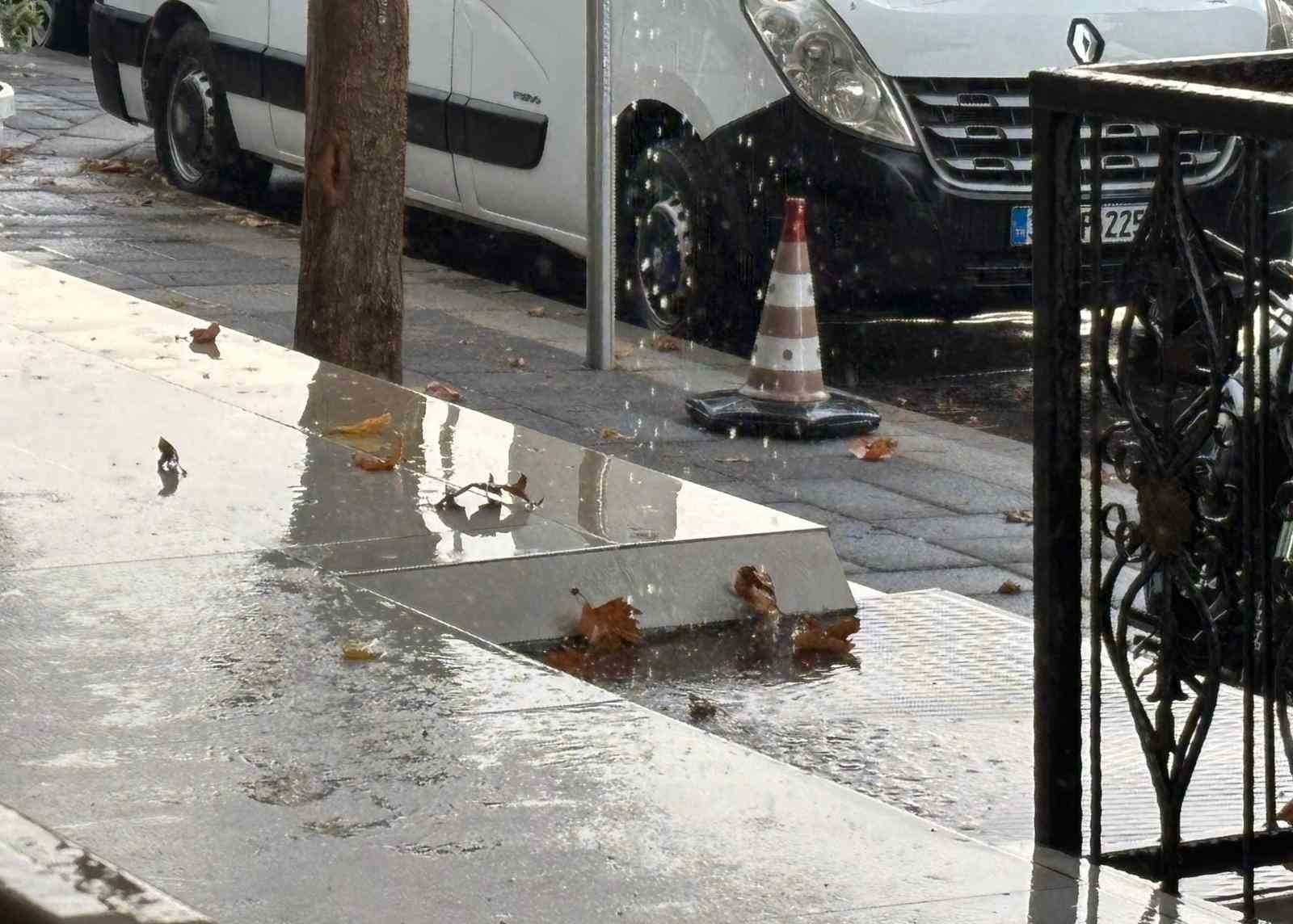 GAZİANTEP’TE UZUN SÜREDİR ETKİLİ OLAN KURAK HAVANIN ARDINDAN SABAH SAATLERİNDE BAŞLAYAN SAĞANAK...