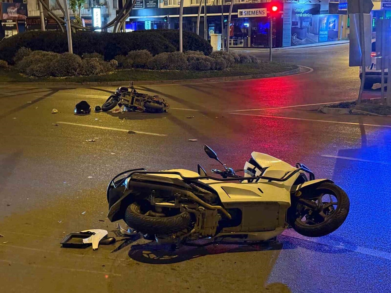 GAZİPAŞA’DA MOTOSİKLET VE ELEKTRİKLİ MOTOSİKLET ÇARPIŞTI: 4 YARALI