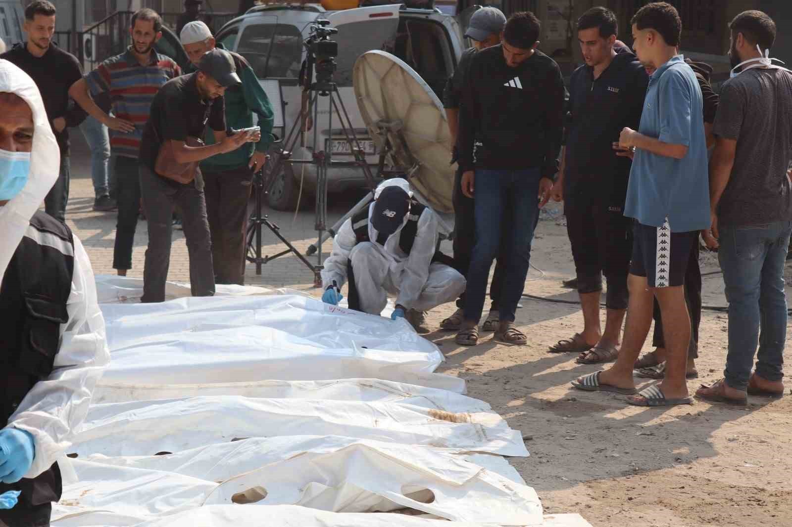 GAZZE’DE TOPLU ŞEKİLDE DEFNEDİLEN CENAZELER KİMLİK TESPİTİ İÇİN MEZARLARDAN ÇIKARILMAYA DEVAM...