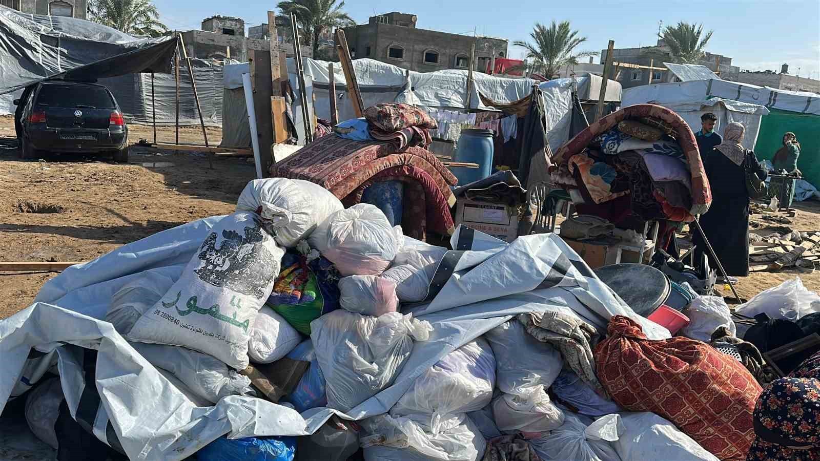 GAZZE ŞERİDİ'NDE ETKİLİ OLAN ŞİDDETLİ YAĞIŞ SONUCU ÇADIRLAR, SULAR ALTINDA KALDI. İSRAİL...