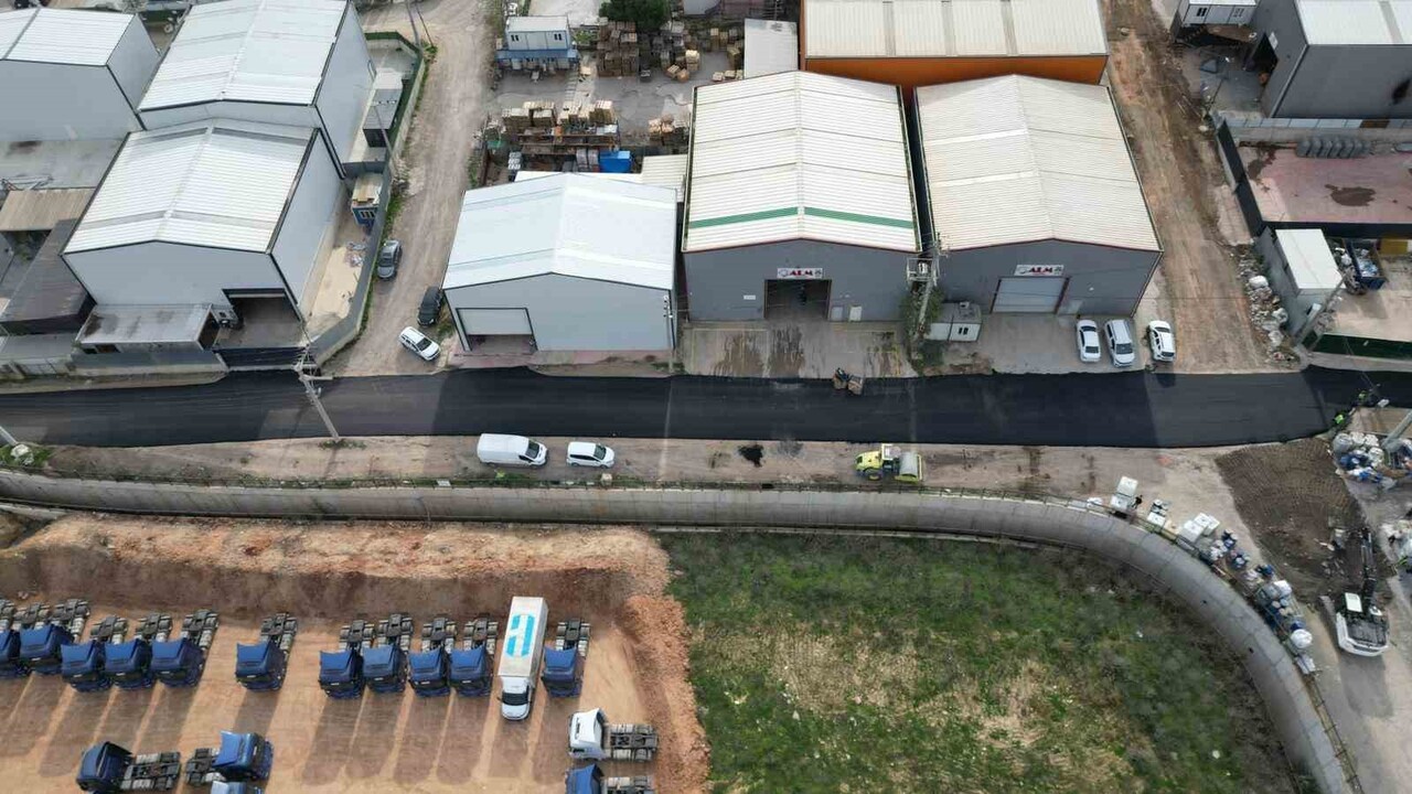 GEBZE BELEDİYESİ FEN İŞLERİ MÜDÜRLÜĞÜ EKİPLERİ, İLÇE GENELİNDE ULAŞIM KONFORUNU ARTIRMAK VE...