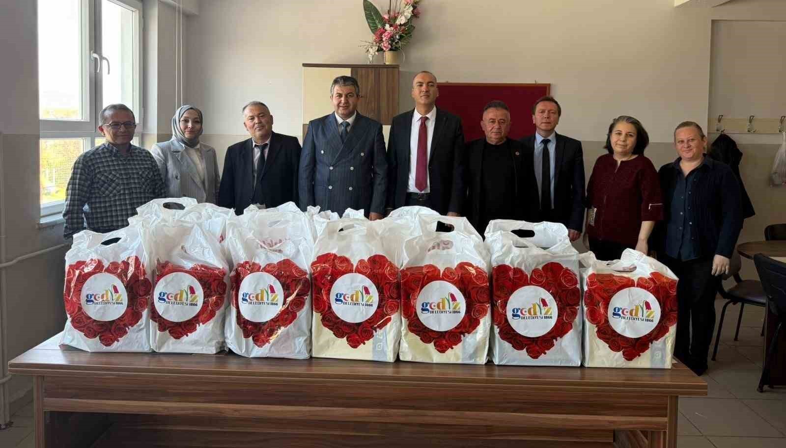 GEDİZ BELEDİYESİ VE İLÇE MİLLİ EĞİTİM’DEN ÖRNEK İŞ BİRLİĞİ: 987 ÖĞRENCİNİN AYAĞI...