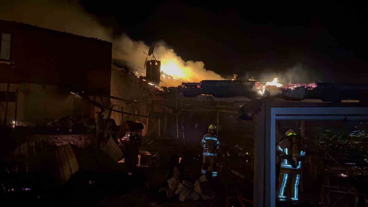 GEMLİK'DE BİR KAFEDE ÇIKAN YANGIN KISA SÜREDE İŞLETMEYİ KÜLE ÇEVİRDİ, İTFAİYE EKİPLERİNİN HIZLI...