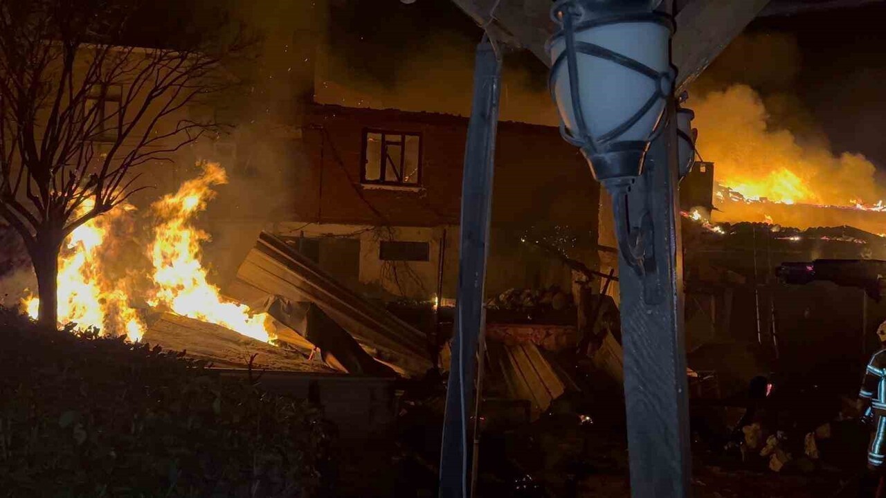 GEMLİK'DE BİR KAFEDE ÇIKAN YANGIN KISA SÜREDE İŞLETMEYİ KÜLE ÇEVİRDİ, İTFAİYE EKİPLERİNİN HIZLI...