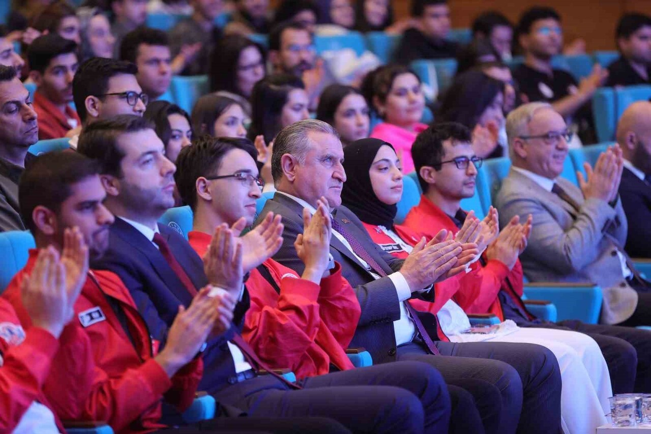 GENÇLİK VE SPOR BAKANI OSMAN AŞKIN BAK, "MİLLİ TEKNOLOJİ HAMLESİ GÜMBÜR GÜMBÜR GELİYOR. SAVUNMA...