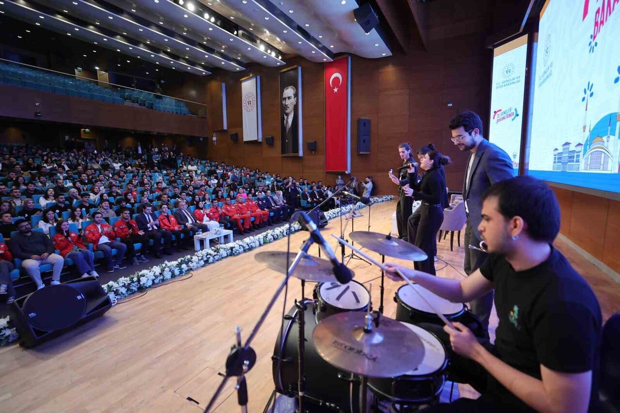 GENÇLİK VE SPOR BAKANI OSMAN AŞKIN BAK, "MİLLİ TEKNOLOJİ HAMLESİ GÜMBÜR GÜMBÜR GELİYOR. SAVUNMA...