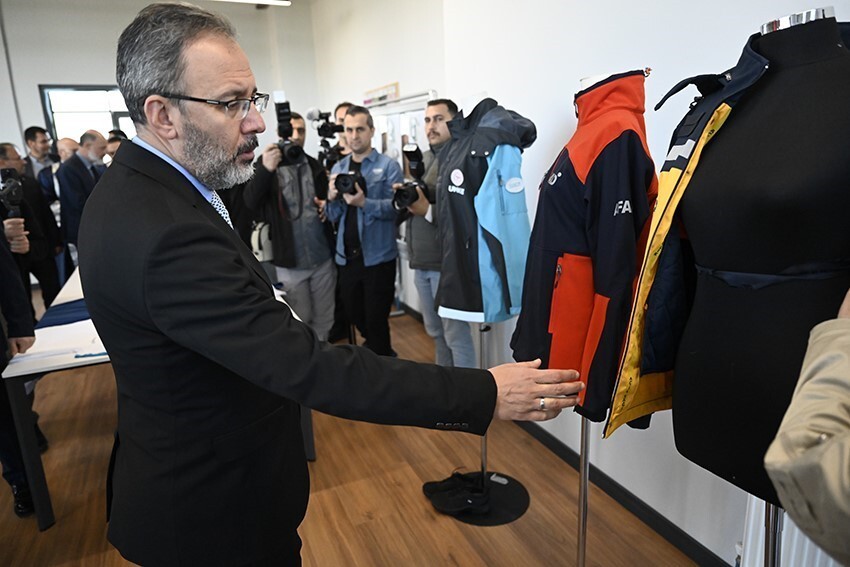 GERÇEKLEŞTİRDİĞİ TASARIMLARLA ULUSAL VE ULUSLARARASI ALANLARDA BAŞARILAR KAZANAN UŞAK ÜNİVERSİTESİ...