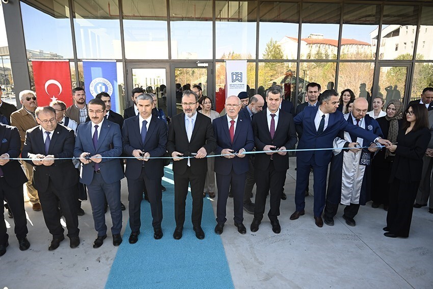 GERÇEKLEŞTİRDİĞİ TASARIMLARLA ULUSAL VE ULUSLARARASI ALANLARDA BAŞARILAR KAZANAN UŞAK ÜNİVERSİTESİ...