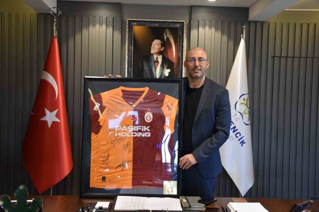 GERMENCİK BELEDİYE BAŞKANI BURAK ZENCİRCİ, COĞRAFİ İŞARETLİ İNCİRLERDEN OLUŞAN HEDİYESİNİN...