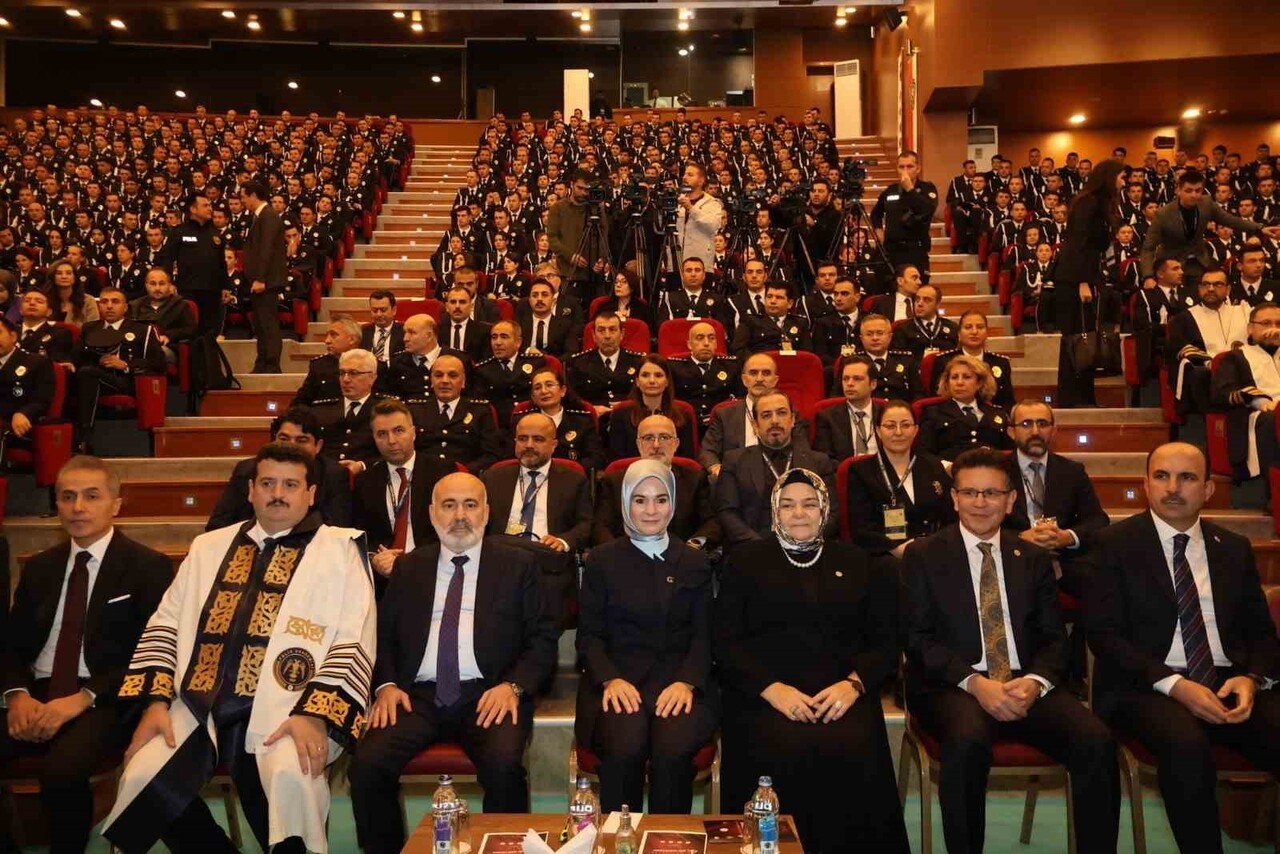 GÖÇ İDARESİ BAŞKANI HÜSEYİN KÖK, "ÜLKEMİZDE YASAL KALIŞI OLAN YABANCI SAYISI 3 MİLYON 611 BİN...