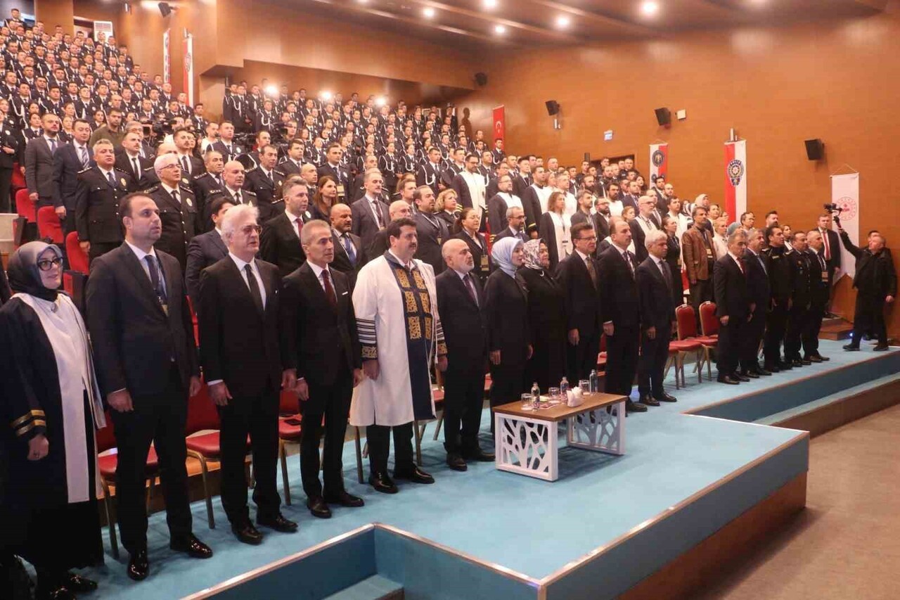 GÖÇ İDARESİ BAŞKANI HÜSEYİN KÖK, "ÜLKEMİZDE YASAL KALIŞI OLAN YABANCI SAYISI 3 MİLYON 611 BİN...