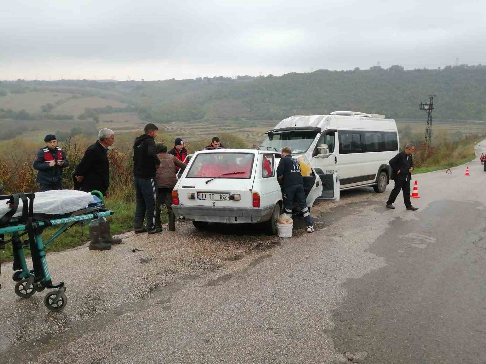 GÖNEN’DE TRAFİK KAZASINDA SIKIŞAN SÜRÜCÜ İTFAİYE EKİPLERİNCE KURTARILDI
