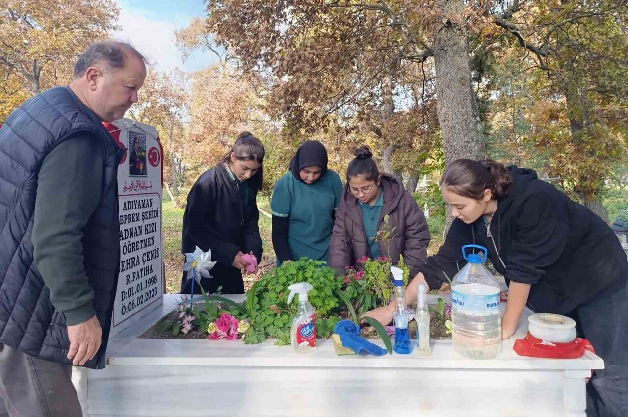 GÖRDES’E BAĞLI GÜNEŞLİ ANADOLU LİSESİ ÖĞRENCİLERİ, 24 KASIM ÖĞRETMENLER GÜNÜ DOLAYISIYLA ŞEHİT...