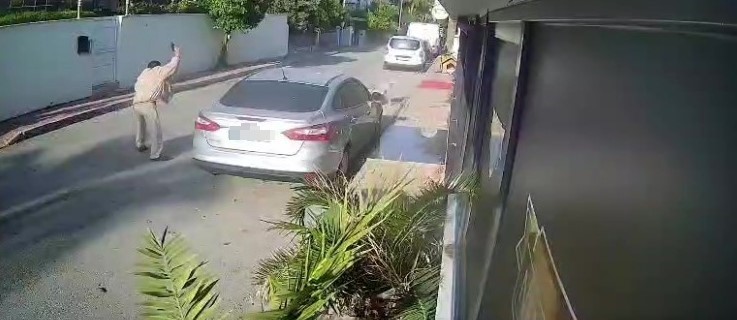 GÖRÜNTÜLERDE, ŞÜPHELİNİN KÖPEKTEN KAÇTIĞI, ARDINDAN TABANCAYLA ATEŞ ETTİĞİ GÖRÜLDÜ...