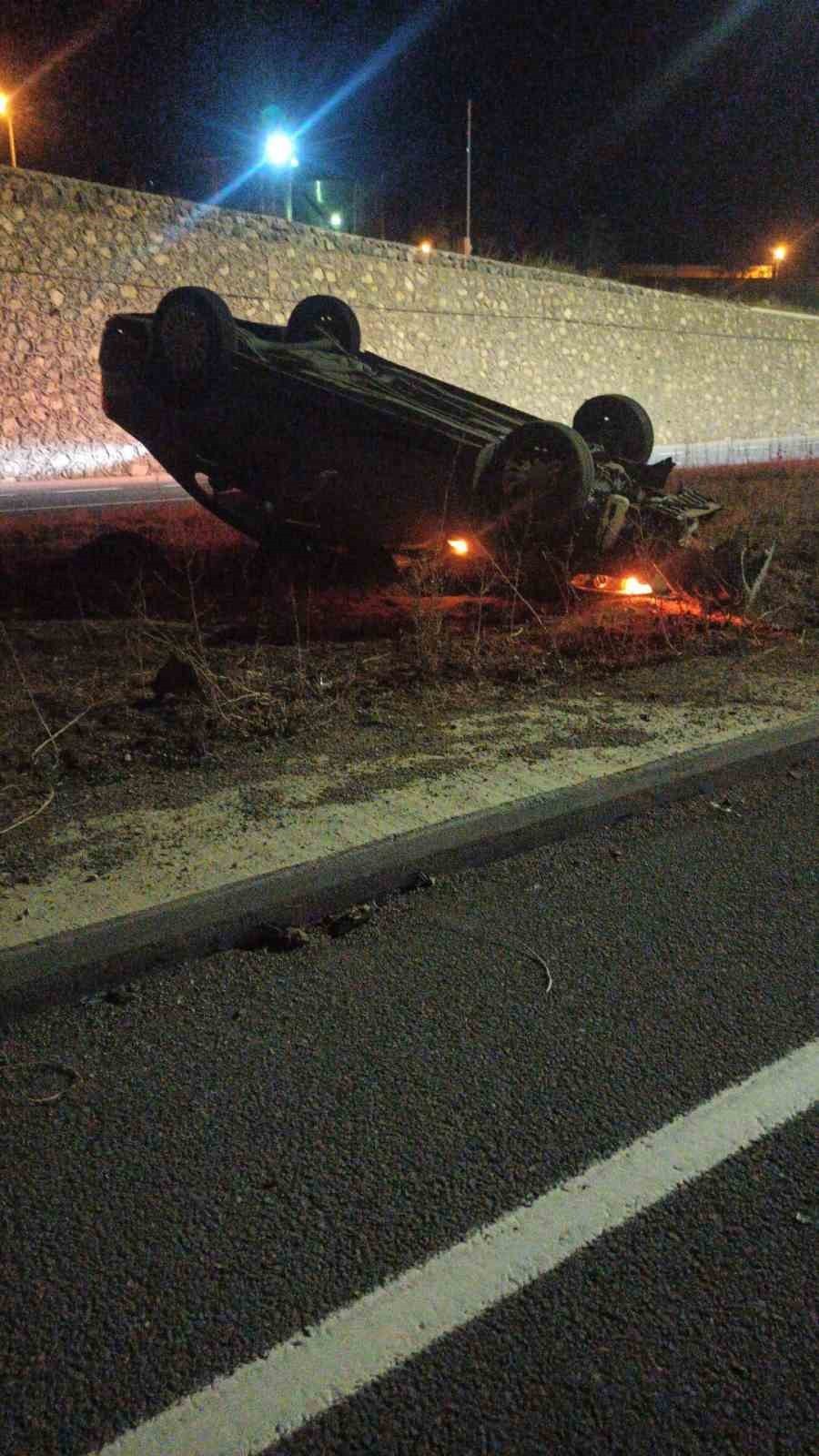 GÜMÜŞHANE’NİN BAHÇELİ BELDESİ KAVŞAĞINDA KONTROLDEN ÇIKAN OTOMOBİL TERS DÖNDÜ. KAZADA SÜRÜCÜ...