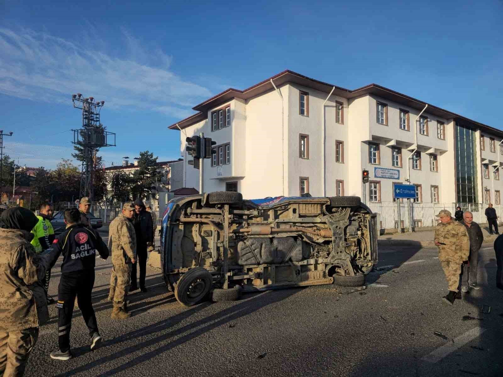 GÜMÜŞHANE’NİN KELKİT İLÇESİNDE BELEDİYE ARACININ ÇARPTIĞI JANDARMA MİNİBÜSÜ YAN YATTI, KAZADA 2...