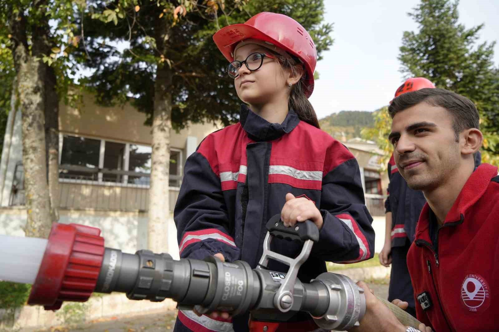 GÜMÜŞHANE ÜNİVERSİTESİ KÜRTÜN MESLEK YÜKSEKOKULU’NDA BAŞLATILAN ‘GENÇLİK İTFAİYESİ’ PROJESİYLE...