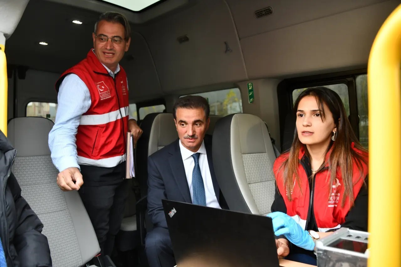 GÜMÜŞHANE VALİSİ AYDIN BARUŞ, KENTTE DÜZENSİZ GÖÇLE MÜCADELE KAPSAMINDA YAPILAN DENETİMLERİN...