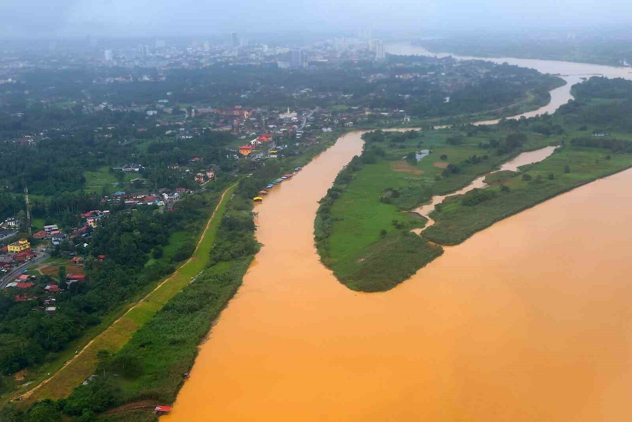 GÜNEY ASYA ÜLKELERİNDEKİ ŞİDDETLİ YAĞIŞLARIN YOL AÇTIĞI SEL VE TOPRAK KAYMALARINDA HAYATINI...