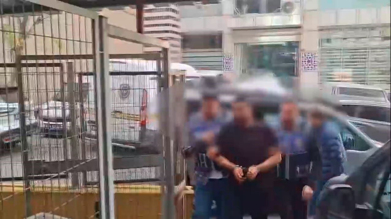 GÜNGÖREN'DE 2 KARGO ÇALIŞANINI BACAKLARINDAN SİLAHLA YARALAYAN ESNAF, POLİS EKİPLERİNCE...