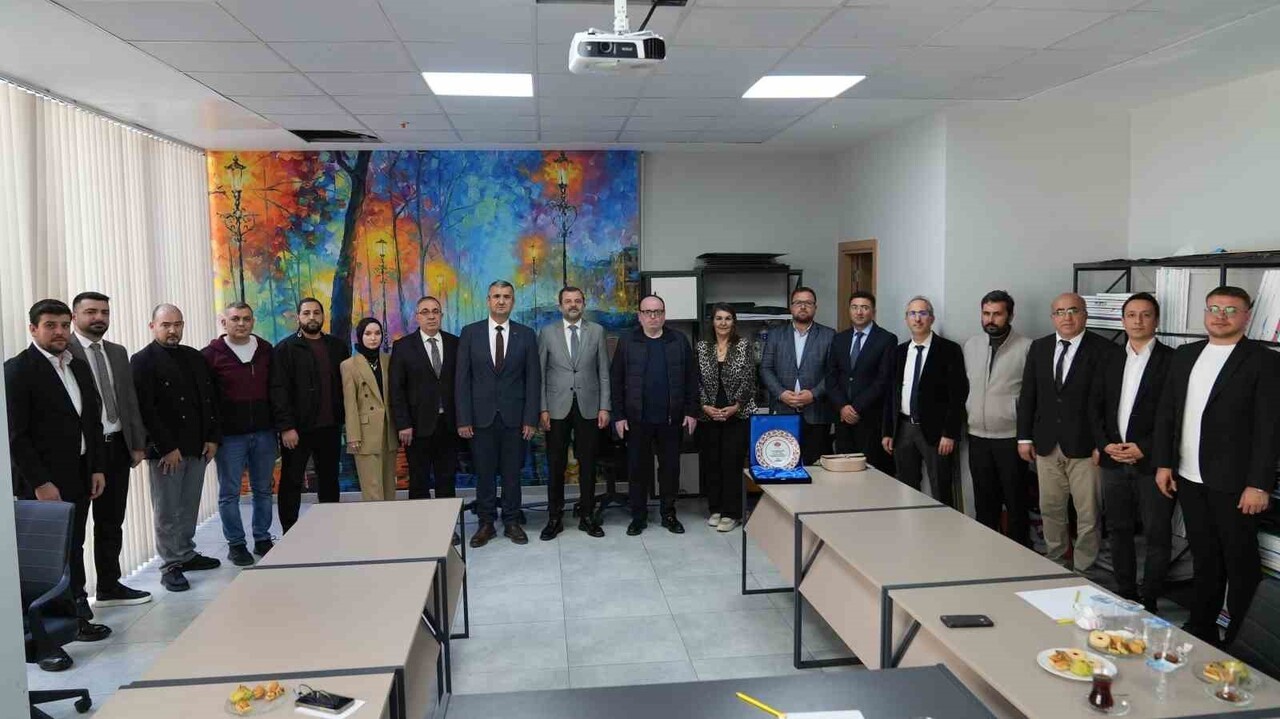 GÜRSU BELEDİYESİ AR-GE MERKEZİ, ANADOLU SANAYİCİ VE İŞ İNSANLARI DERNEĞİ (ANASİAD) YÖNETİM KURULU...