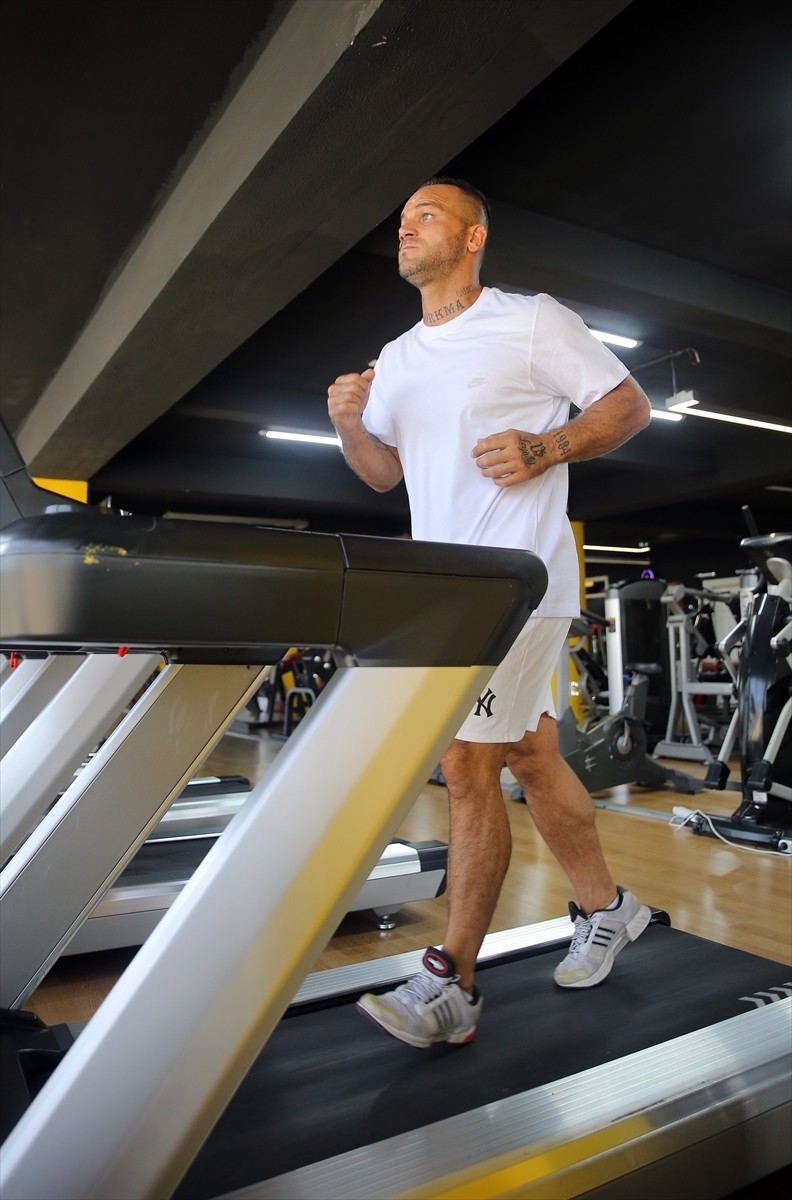 Hafif ağır sıklette Dünya Boks Birliğinin (GBU) Almanya, Avrupa ve dünya şampiyonluğu kemerlerini...