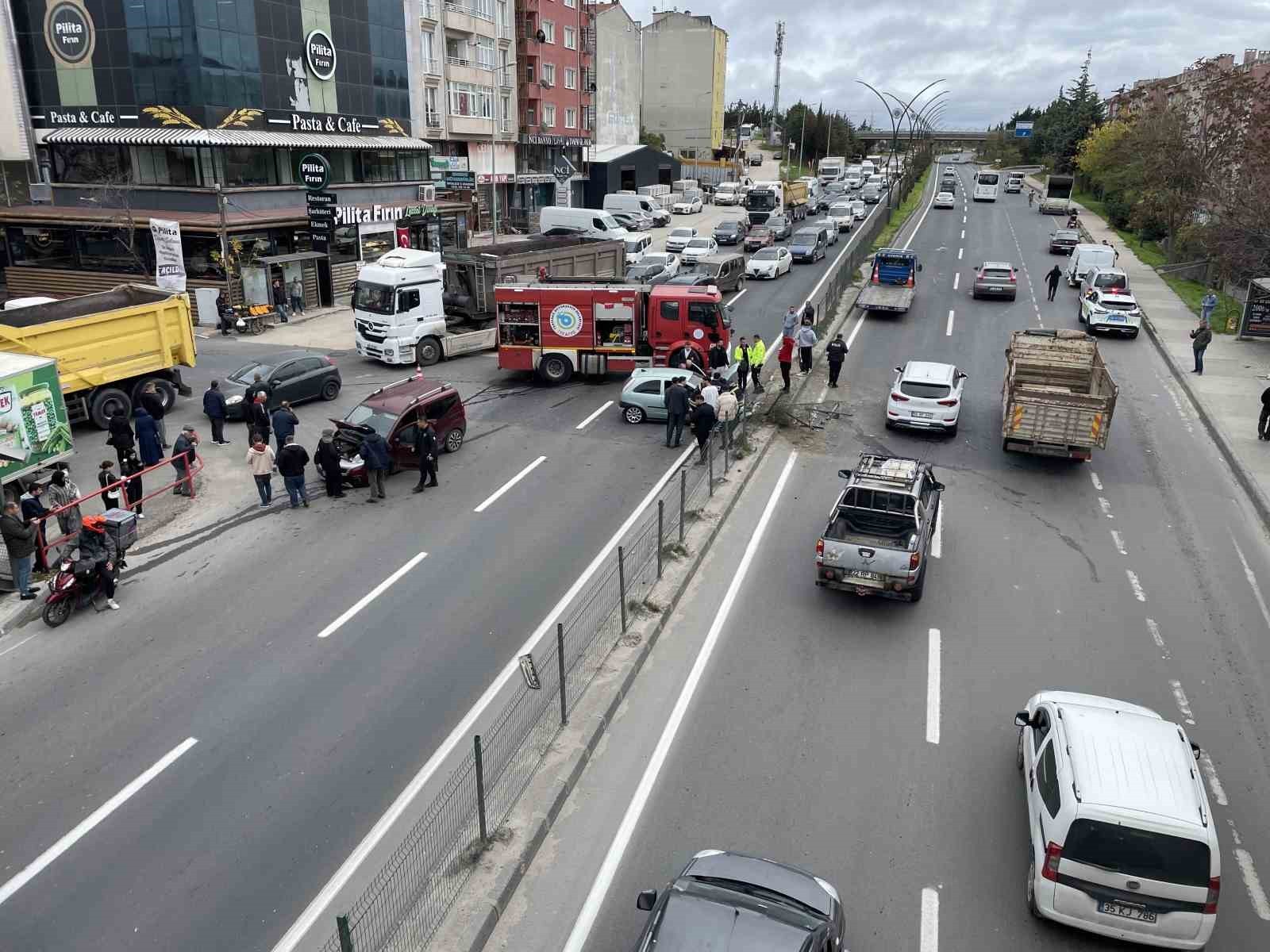 HAFİF TİCARİ ARAÇ İLE OTOMOBİLİN ÇARPIŞTI, YOL YAKLAŞIK 1 SAAT TRAFİĞE KAPATILDI.