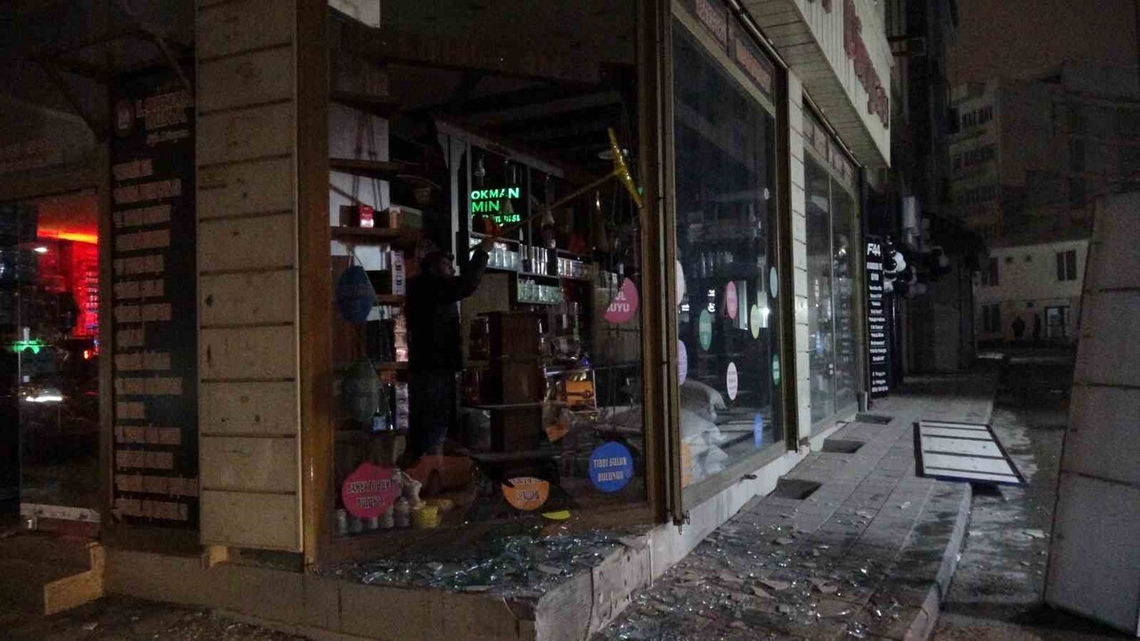 HAFRİYAT KAMYONUNUN PATLAYAN LASTİĞİ İŞ YERİNİN CAMLARINI İNDİRDİ